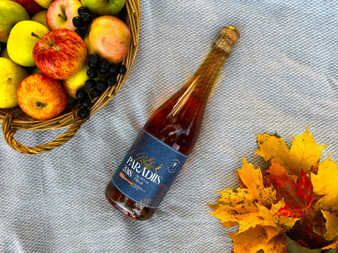 Tõrutaru traditsioonilisel meetodil valminud vahuvein "Metsik Paradiis" piknikulinal koos õunakorvi koos arooniate ja vahtralehtedega.