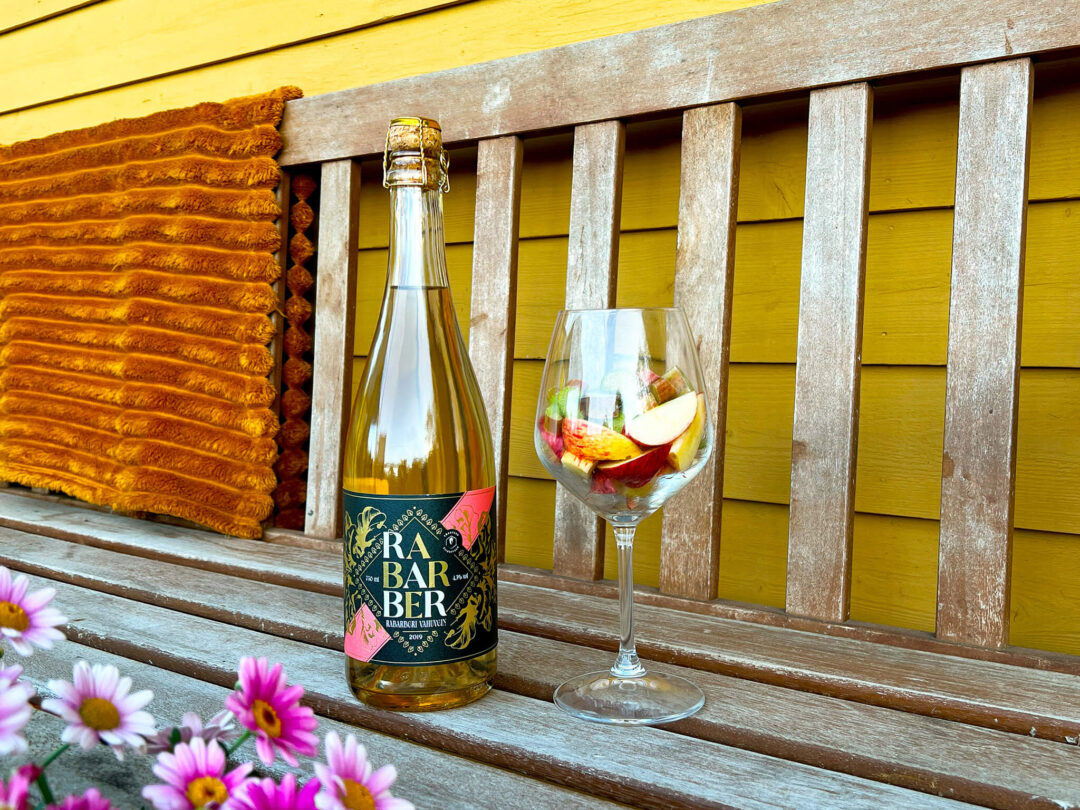 Tõrutaru traditsioonilisel meetodil valminud vahuvein "Rabarber" pingil koos klaasitäie õunte ja rabarberitega.