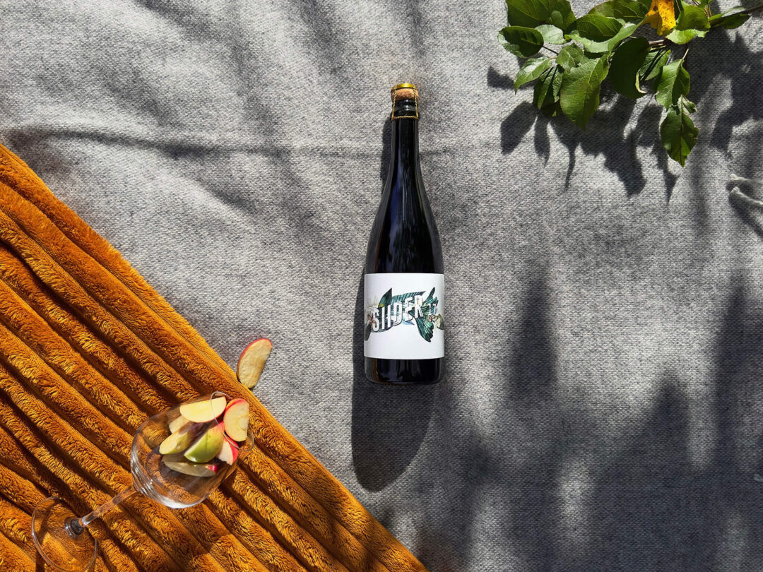 Tõrutaru traditsioonilisel meetodil valminud Siider'17 piknikulinal koos klaasitäie õuntega.