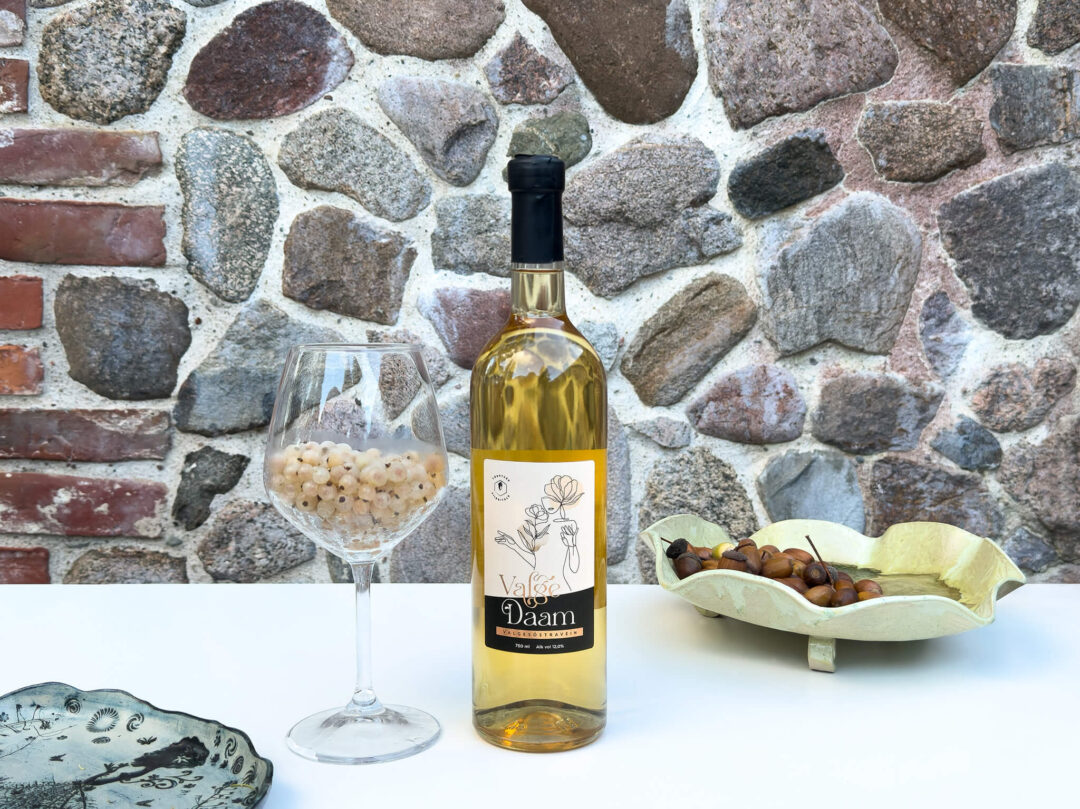 Valge Daam vein laual koos klaasitäie valgesõstardega.