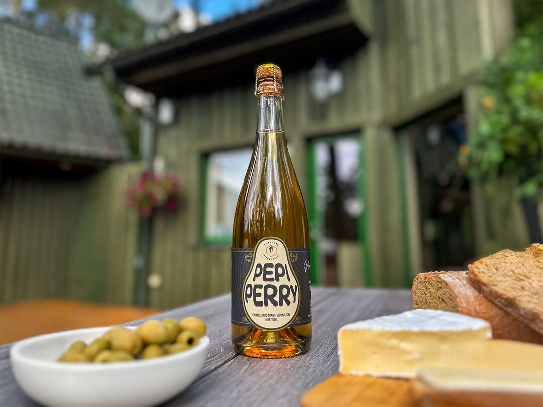 Tõrutaru traditsioonilisel meetodil valminud siider "Pepi Perry" laual, koos kausis olevate oliividega, bruschetta ja valgehallitusjuustuga.